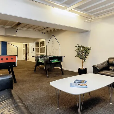 4 Person On A In Appartamento