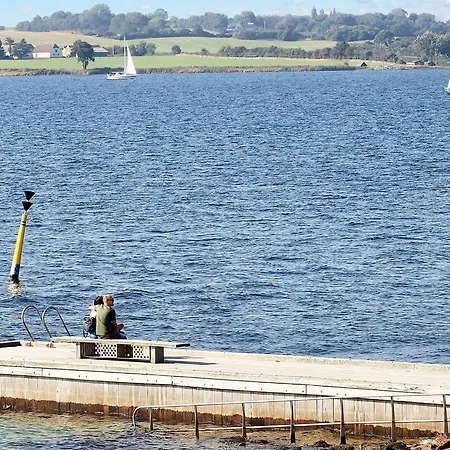 4 Person On A In 公寓 *